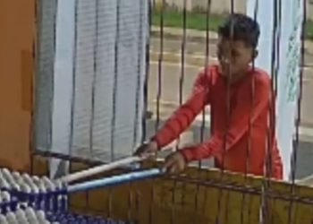 Vídeo mostra jovem improvisando 'vara de pesca' para furtar ovos em comércio no AM