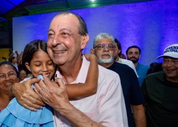 Omar conversa sobre segurança, casas e oportunidades para jovens e mães no bairro Jorge Teixeira, em Manaus