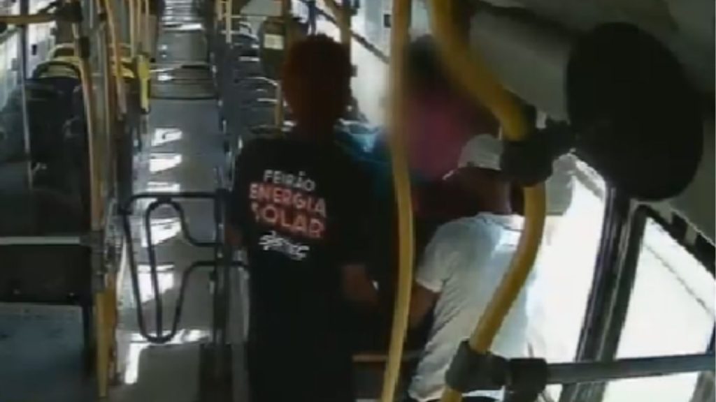 Fingindo ser passageiros, dupla assalta ônibus 560 e é procurada pela PC-AM; Veja