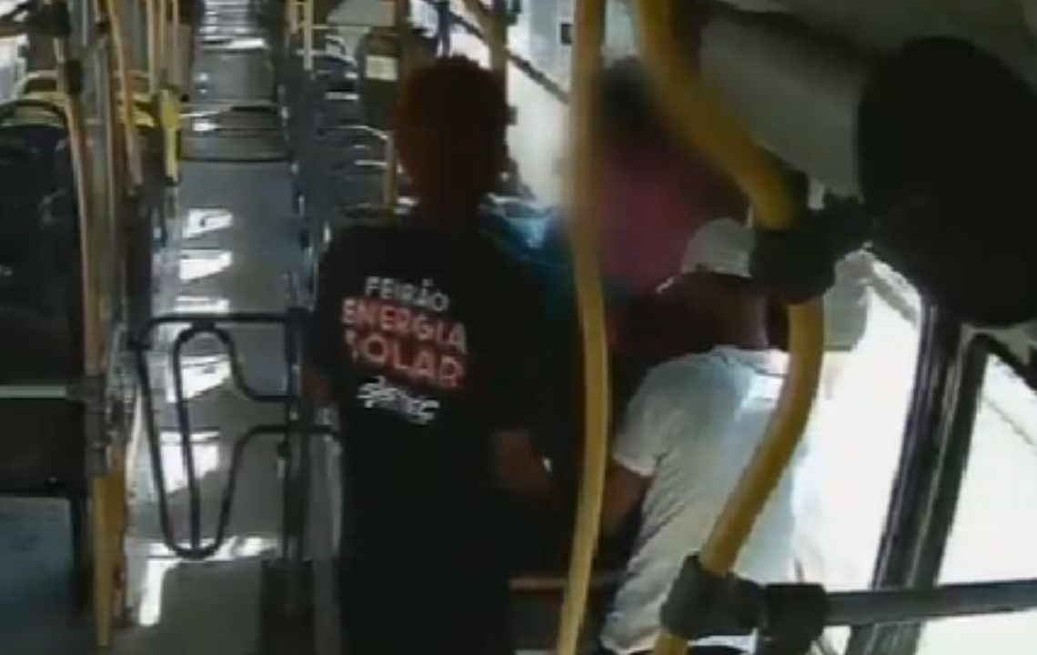 Fingindo ser passageiros, dupla assalta ônibus 560 e é procurada pela PC-AM; Veja