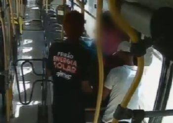 Fingindo ser passageiros, dupla assalta ônibus 560 e é procurada pela PC-AM; Veja