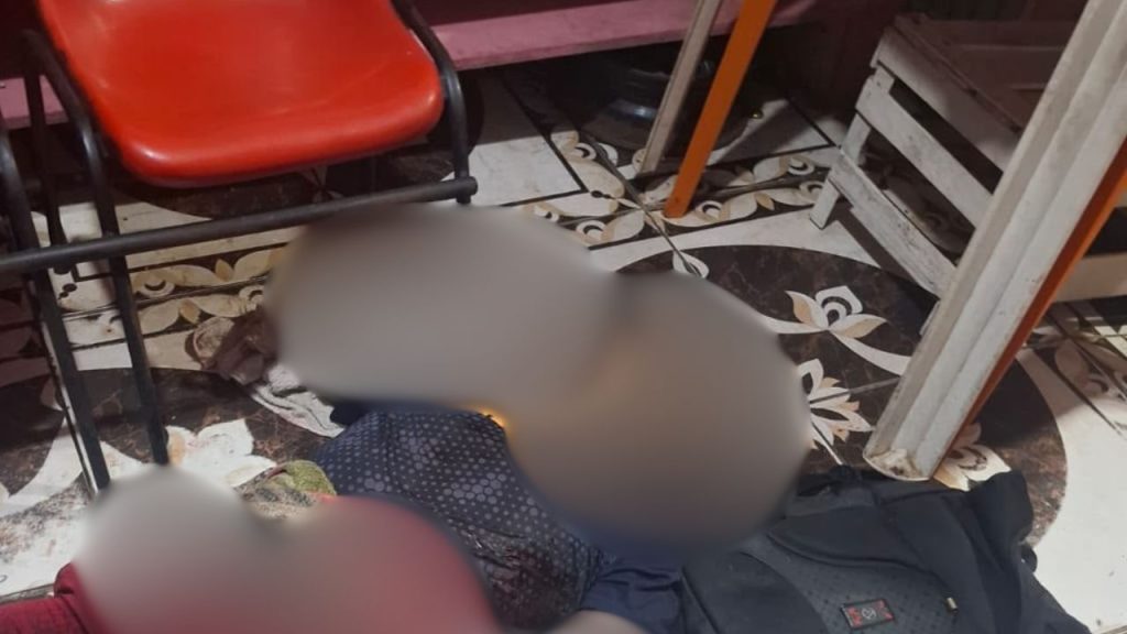 Após tentar fugir de atiradores, homem é executado dentro do comércio da avó na Compensa