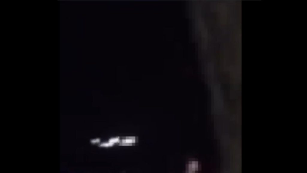 Casal transforma praia de Itacoatiara em motel e vídeo viraliza