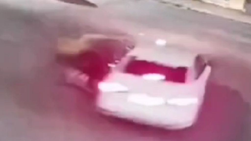 Táxi avança cruzamento e arremessa entregadora por aplicativo em Manaus