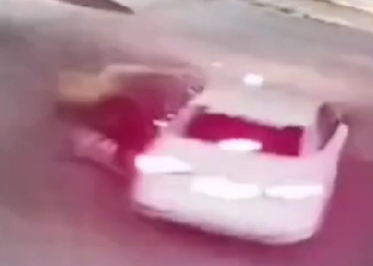 Táxi avança cruzamento e arremessa entregadora por aplicativo em Manaus