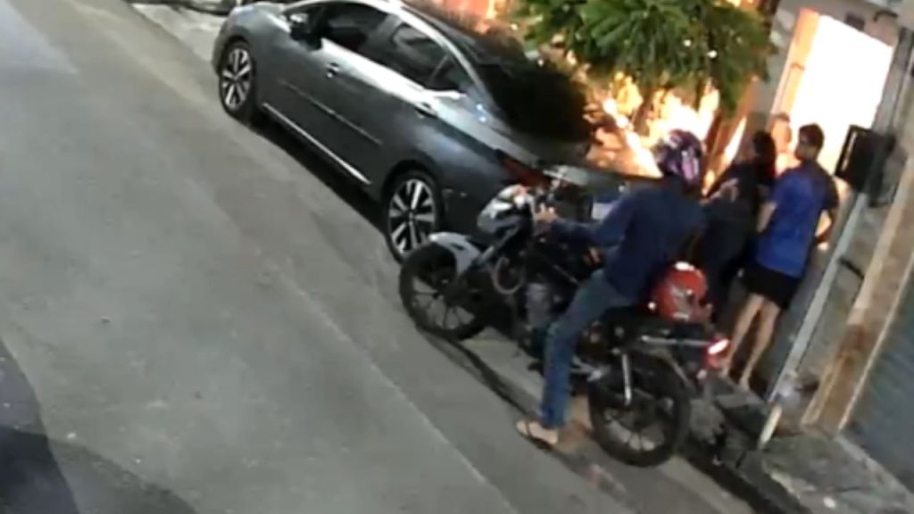 Para causar medo em casal, assaltante atira e rouba celular em Manaus