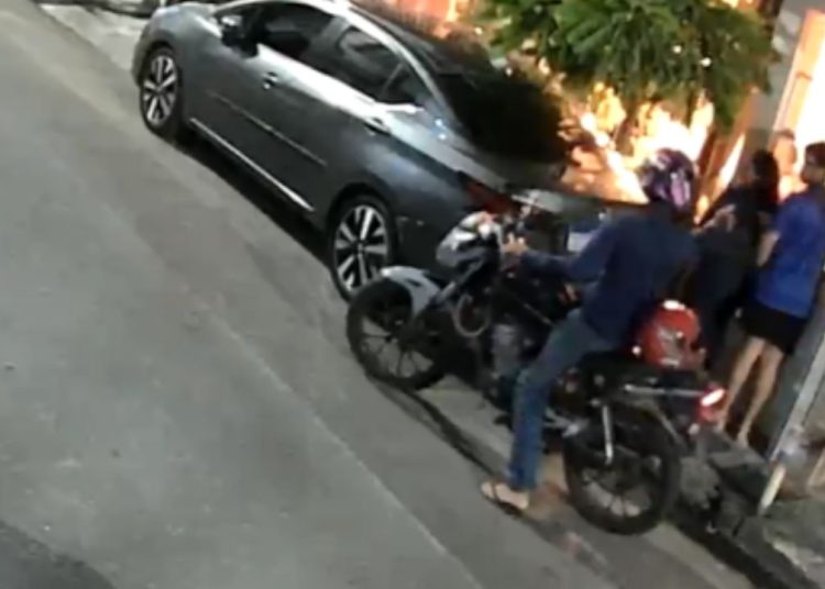 Para causar medo em casal, assaltante atira e rouba celular em Manaus