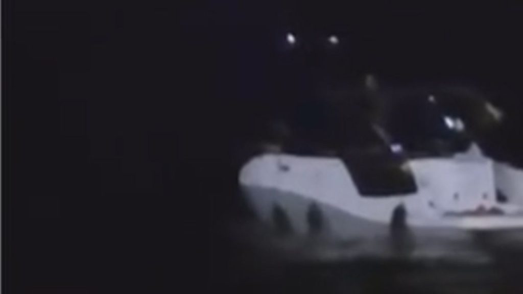 durante festa em lancha na Ponta Negra, tiros provocam pânico e casal pula no rio