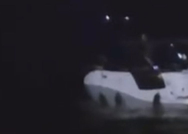 durante festa em lancha na Ponta Negra, tiros provocam pânico e casal pula no rio