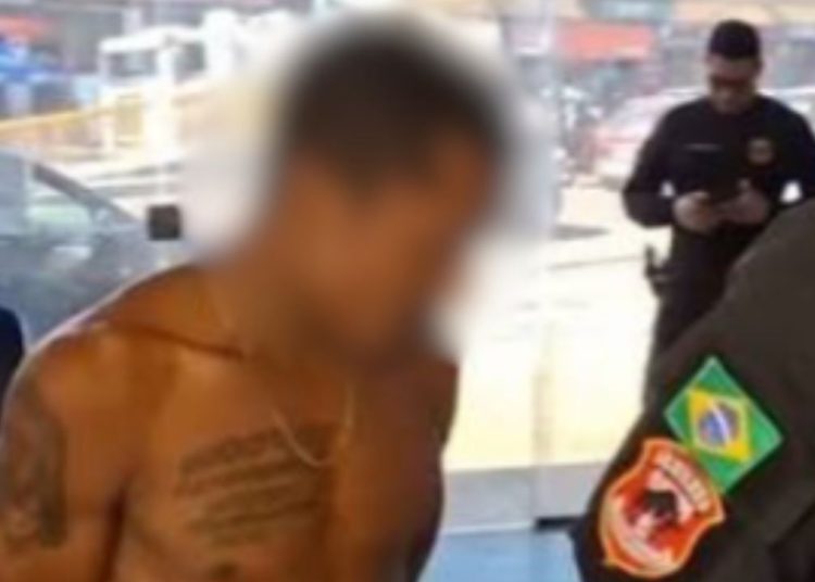 Após invadir igreja para furtar, homem é espancado por moradores e preso em Manaus