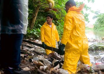 IGARAPÉS DE MANAUS – Matheus Garcia retira 4 toneladas de lixo