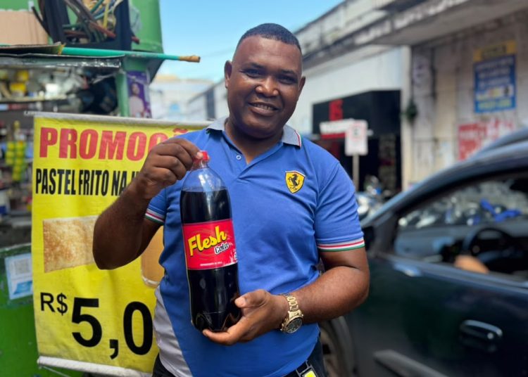 Pastel quentinho e Flesh Cola gelado: combinação perfeita