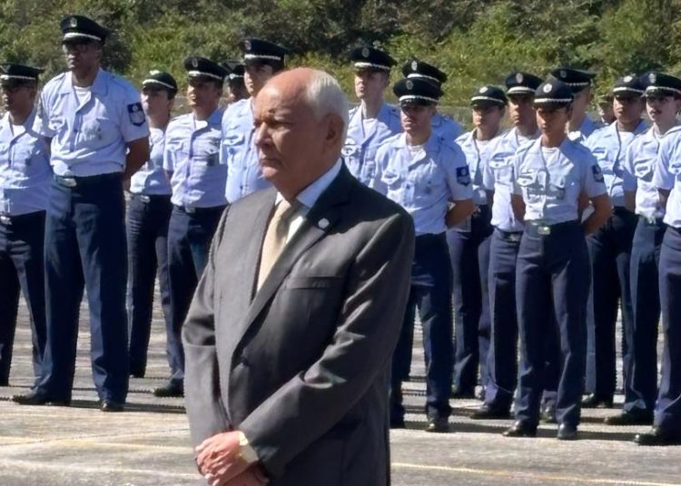 Presidente da FIEAM é condecorado com a Medalha Mérito Santos Dumont