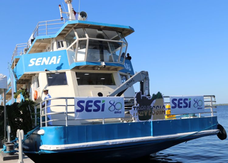 SESI comemora 80 anos com lideranças da indústria no Barco-Escola Samaúma