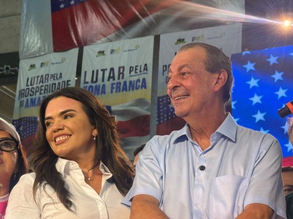 Omar mostra prestígio, lota o Clube do Trabalhador e oficializa candidatura a governador