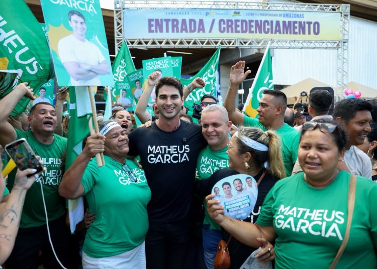 Matheus Garcia marca presença na convenção de Omar Aziz