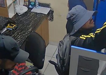 Vídeo: Bandidos invadem hotel, reviram tudo e fogem com R$ 20 mil em Manaus