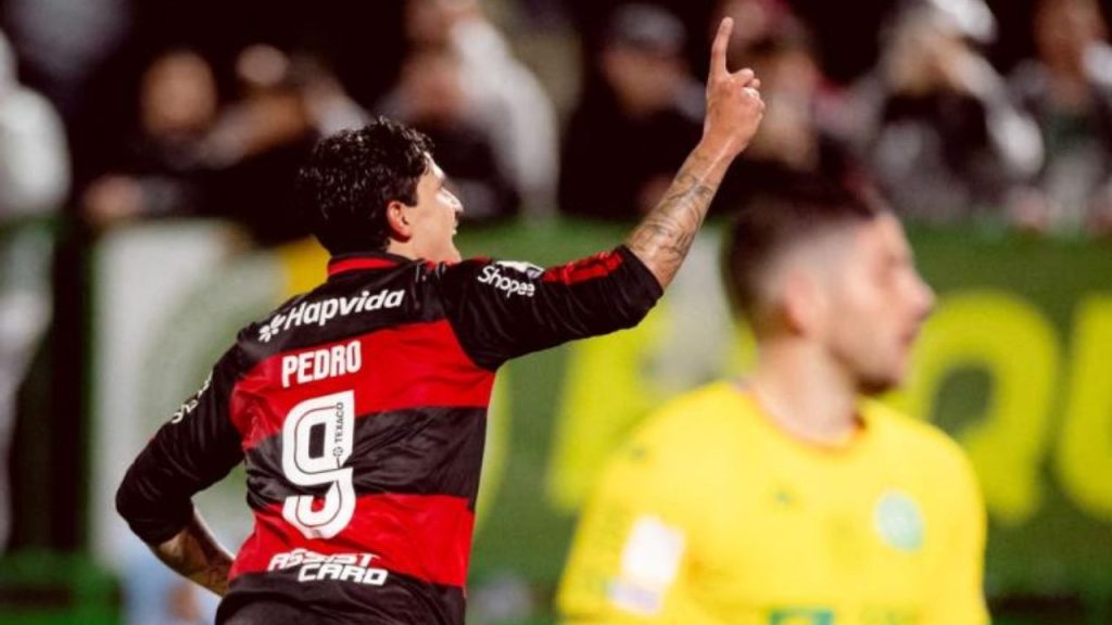 Flamengo atropela a Chapecoense por 4 a 0 e segue firme na briga pela liderança