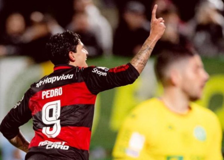 Flamengo atropela a Chapecoense por 4 a 0 e segue firme na briga pela liderança