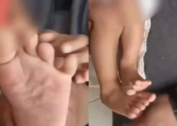 Por deixar o filho de 1 ano sozinho e descalço no asfalto quente, mãe é presa em Manaus