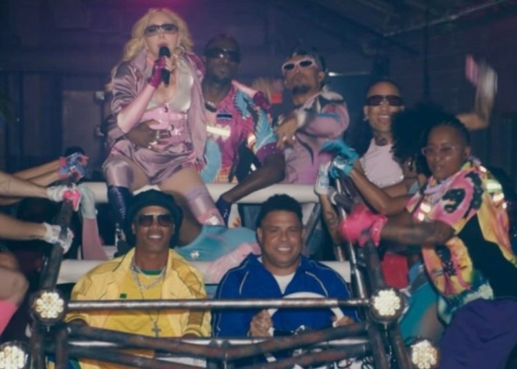 ROLÊ DA COPA – Bruxo e Fenômeno dão carona para Madonna