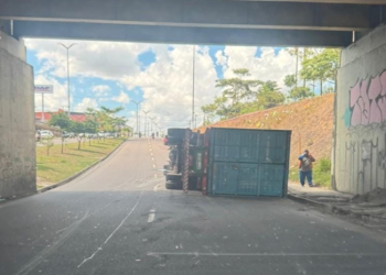 Tombamento de carreta provoca acidentes após óleo vazar em avenida