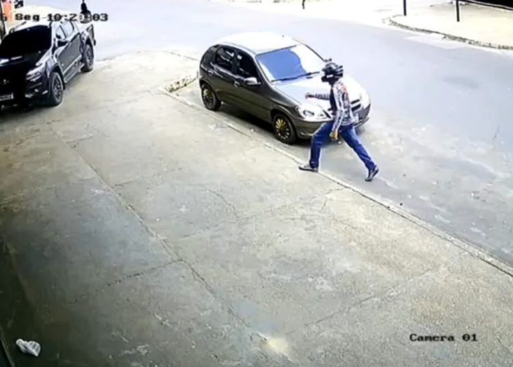 Roubo em escritório gera pânico de clientes após bando invadir local