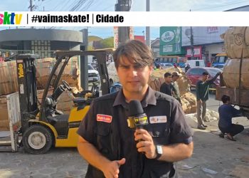 Carreta tomba e trava trânsito na Grande Circular