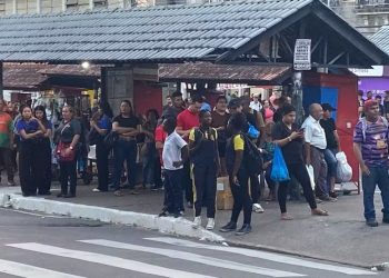 “E agora, como vou para casa?” Trabalhador desabafa durante greve de ônibus em Manaus