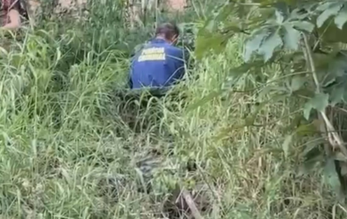 Em cova rasa, feto é encontrado em terreno baldio no bairro João Paulo